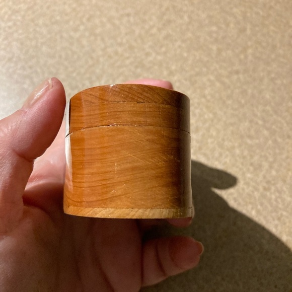 Trinket Box Enameled Mother of Pearl Inlaid, Wooden, Red fabric inside - Picture 5 of 8